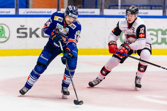 Växjös Emil Pettersson jagas av Malmö Redhawks Linus