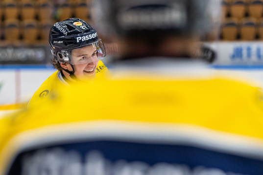 s Oskar Olausson jublar