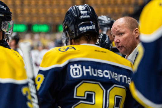 s assisterande tränare Jonas Holmström vid en time out