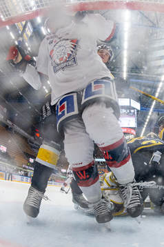 s Max Wennlund tacklar en Linköpings Patrik Lundh in i