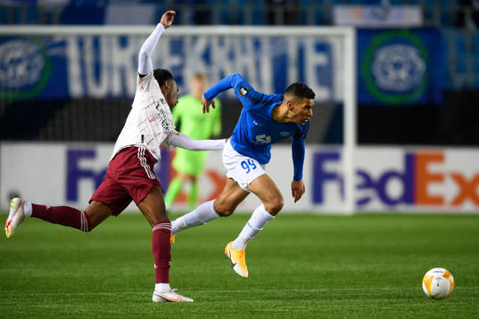 Joe Willock of Arsenal and Ohi Omoijuanfo of Molde