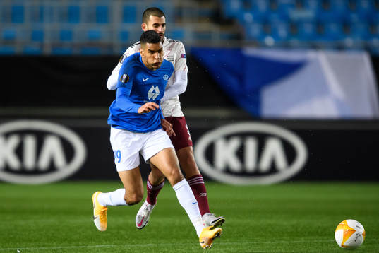 Ohi Omoijuanfo of Molde and Dani Ceballos of Arsenal