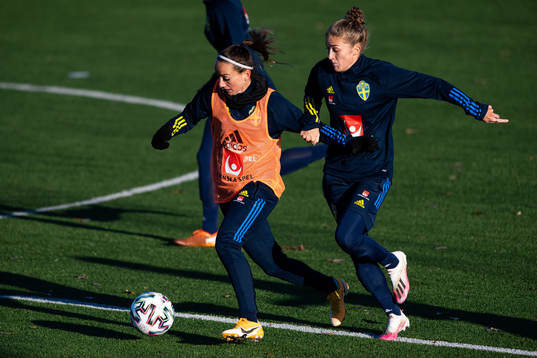 Kosovare Asllani och Filippa Angeldal