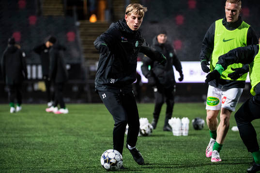 Västerås Emil Skogh värmer upp