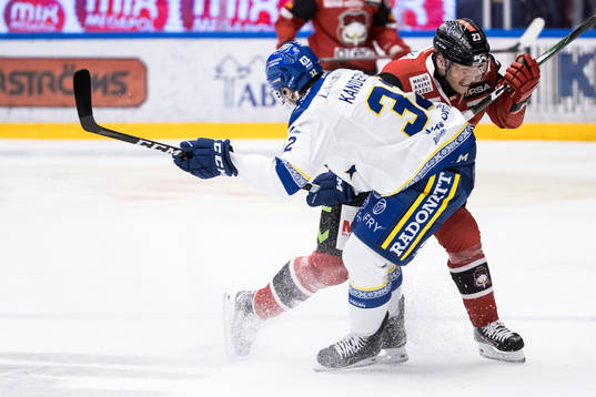 Leksands Jesper Kandergård tacklar Malmö Redhawks