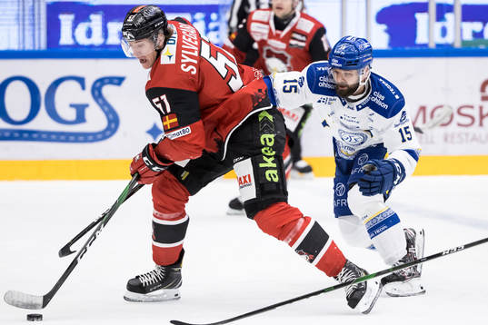 Leksands Otto Paajanen och Malmö Redhawks Emil Sylvegård