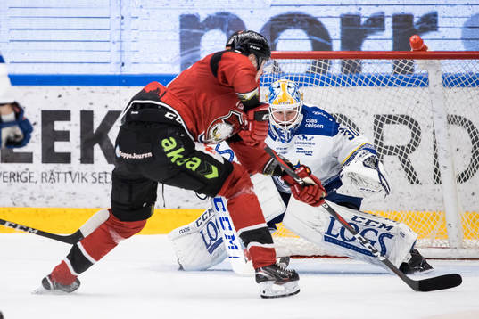 Leksands målvakt Janne Juvonen räddar chans från Malmö
