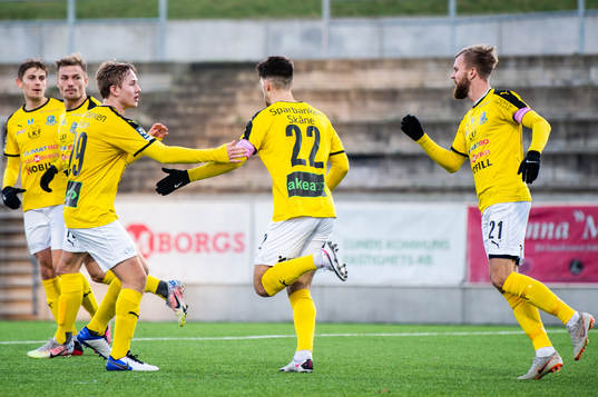 Lunds Oliver Stojanovic Fredin jublar med lagkamrater