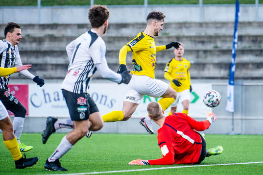 Lunds Oliver Stojanovic Fredin passerar Lindomes målvakt
