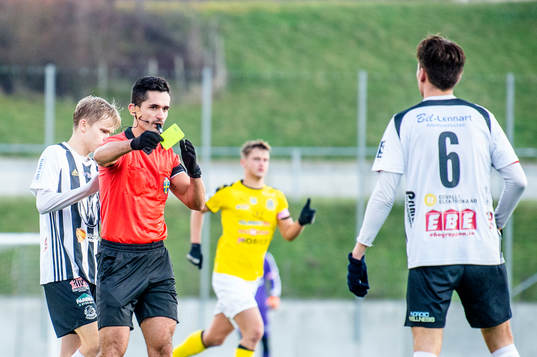 Domaren Fikret Buqa ger Lindomes Eric Nohlgren gult kort
