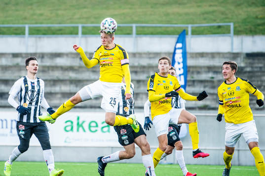 Lunds Stefan Arnshed nickar bollen mot mål
