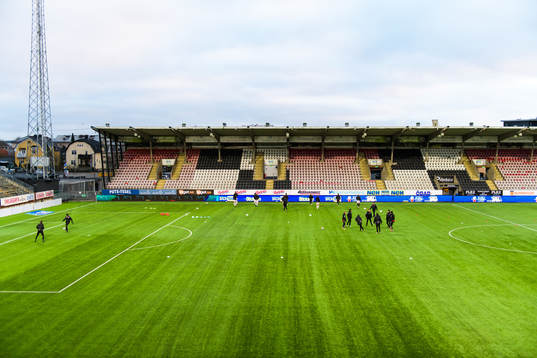 Degerfors spelare värmer upp på Behrn Arena
