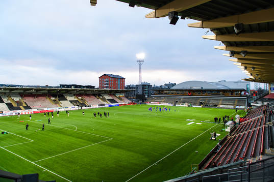 Degerfors och Sundsvalls spelare värmer upp på Behrn Arena