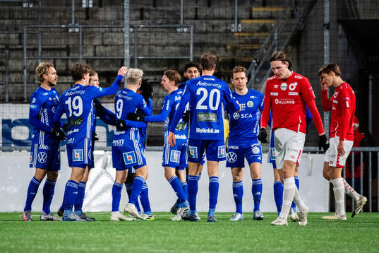 Sundsvalls Paya Pichkah jublar med lagkamrater
