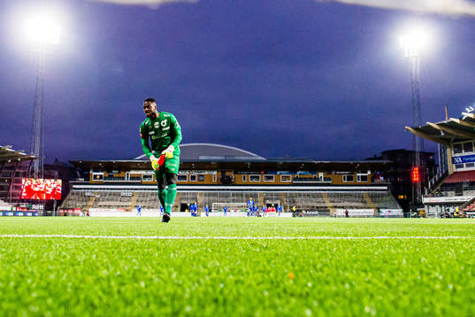Degerfors målvakt Ismael Diawara deppar