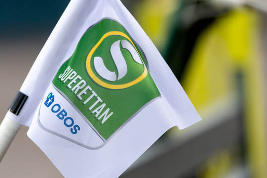 Hörnflagga med Superettan före fotbollsmatchen i