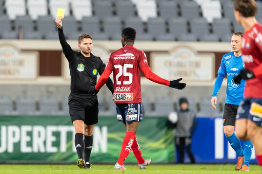 Domare Joakim Östling ger gult kort till Örgrytes Abdoul
