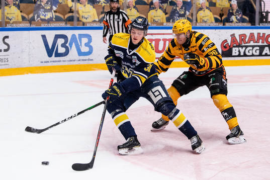 s Oskar Olausson och Skellefteås Rickard Hugg