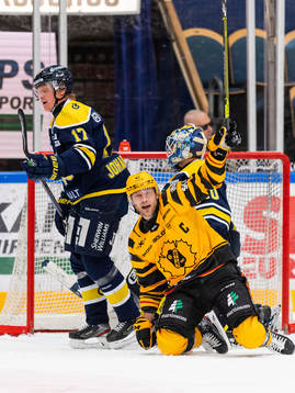 s Emil Johansson deppar medan Skellefteås Oscar Möller