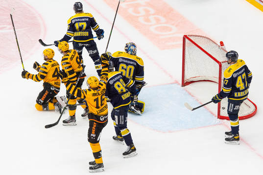 Skellefteås Oscar Möller jublar med lagkamrater