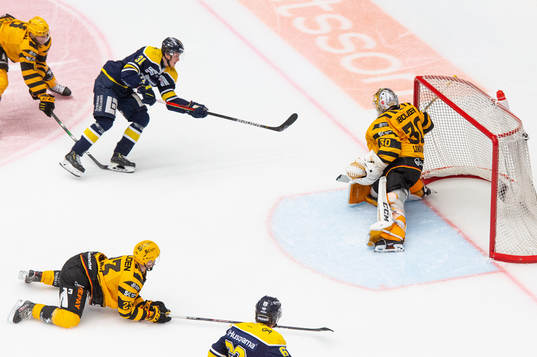 s Oskar Olausson gör 2-2 bakom Skellefteås målvakt