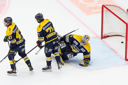 s Anton Karlsson, Linus Fröberg och HV71:s målvakt Hugo