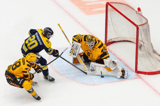 Skellefteås Oskar Nilsson och målvakt Gustaf Lindvall