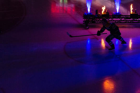 En HV71-spelare gör entré
