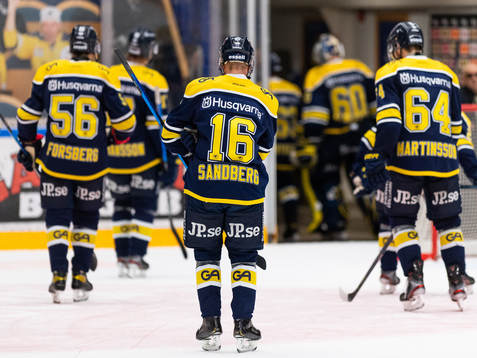 s Filip Sandberg deppar när han lämnar isen