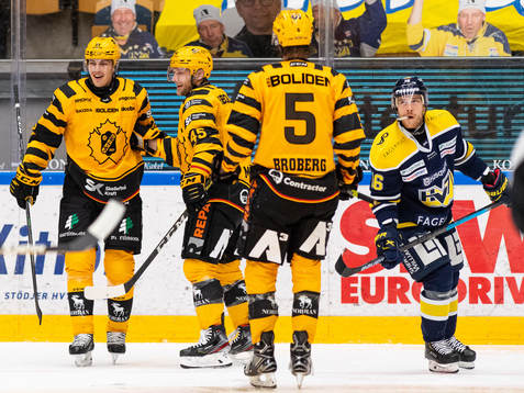 Skellefteås Jonathan Johnson jublar med Oscar Möller