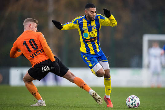 Torns Tobias Karlsson och Eskilsminnes Yonathan Getachew