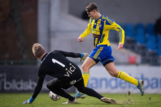Eskilsminnes Noah Christoffersson rundar Torns målvakt