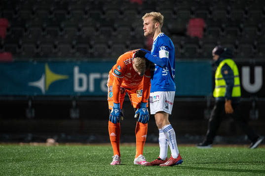 Umeås målvakt Viktor Frodig och Jens Stigedahl deppar