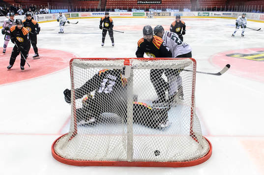 Färjestads Per Åslund gör 2-5 målet
