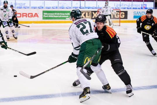 Färjestads Oskar Bäck och Brynäs Greg Scott