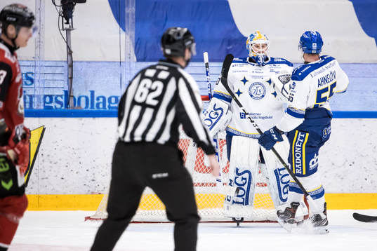 Leksands målvakt Janne Juvonen jublar