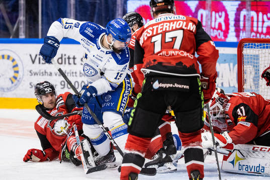 Leksands Otto Paajanen framför Malmö Redhawks målvakt