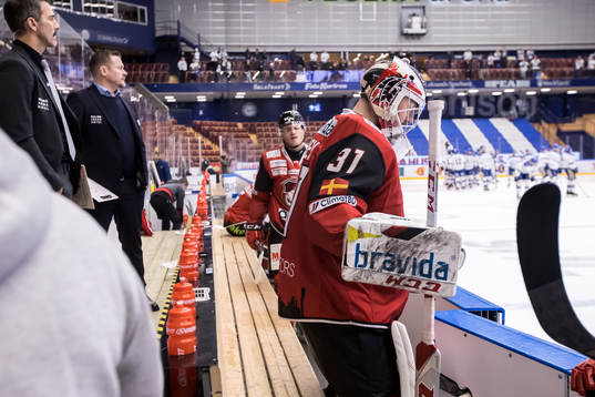 Malmö Redhawks målvakt Lars Volden deppar i båset
