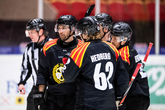 Brynäs Anton Rödin jublar med Nicklas Danielsson