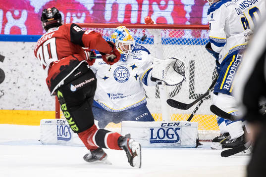 Leksands målvakt Janne Juvonen räddar chans från Malmö