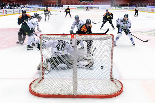 Brynäs Greg Scott gör 2-4 målet bakom Färjestads