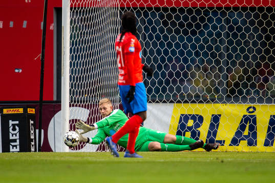 Helsingborgs Helsingborgs målvakt Ian Pettersson räddar
