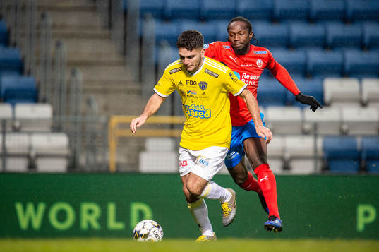 Falkenbergs Edi Sylisufaj och Helsingborgs Kebba Ceesay