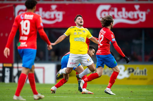Helsingborgs Martin Olsson fäller Falkenbergs Edi Sylisufaj