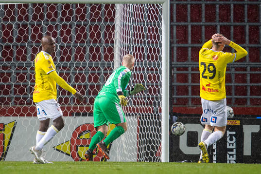 Falkenbergs Nsima Peter och Gustaf Nilsson deppar