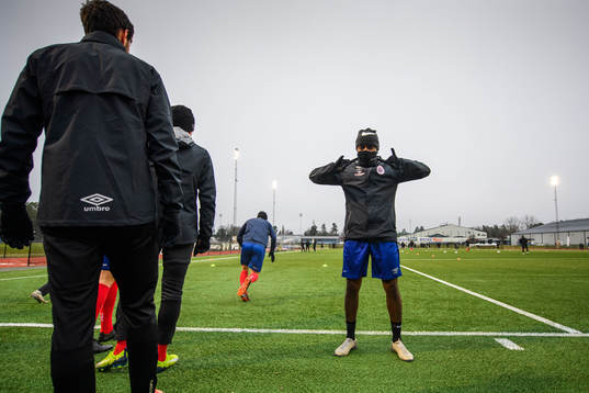 Karlslunds spelare värmer upp
