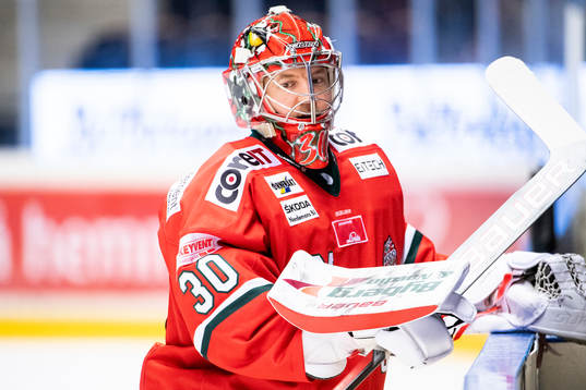 Modos målvakt Anthony Peters värmer upp