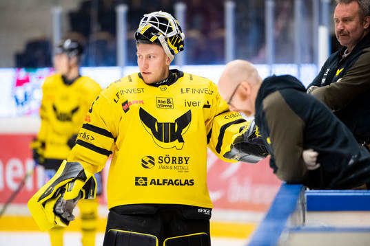 Västerås målvakt Emil Kruse värmer upp