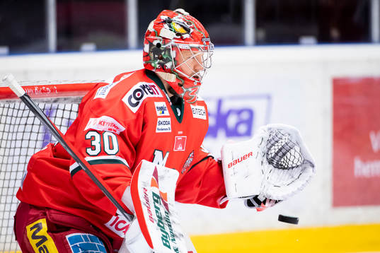 Modos målvakt Anthony Peters värmer upp