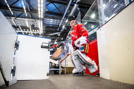 Modos målvakt Anthony Peters värmer upp